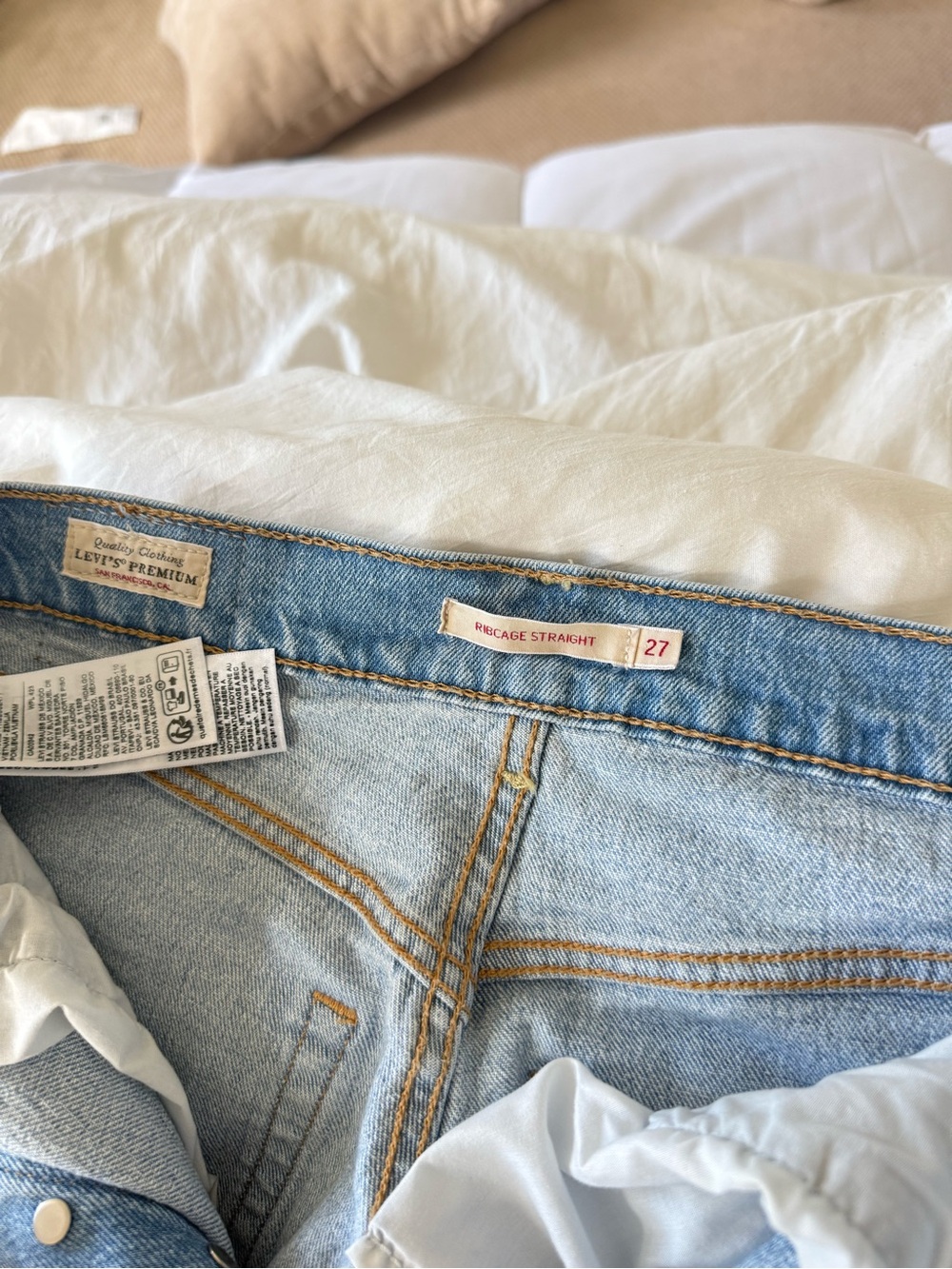 Levi’s Ribcage Straight - Picture 6 of 6